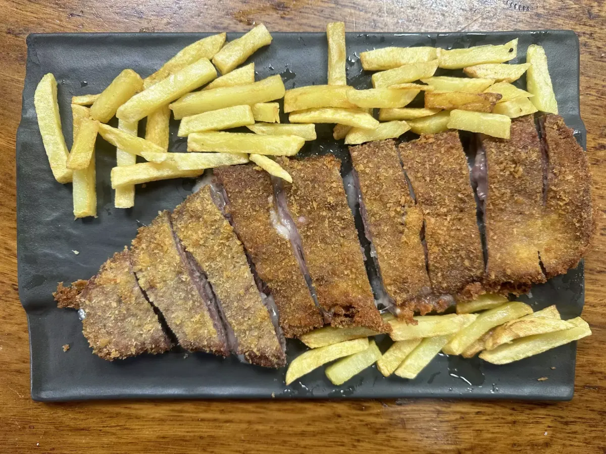 Cachopo cortado con patatas fritas