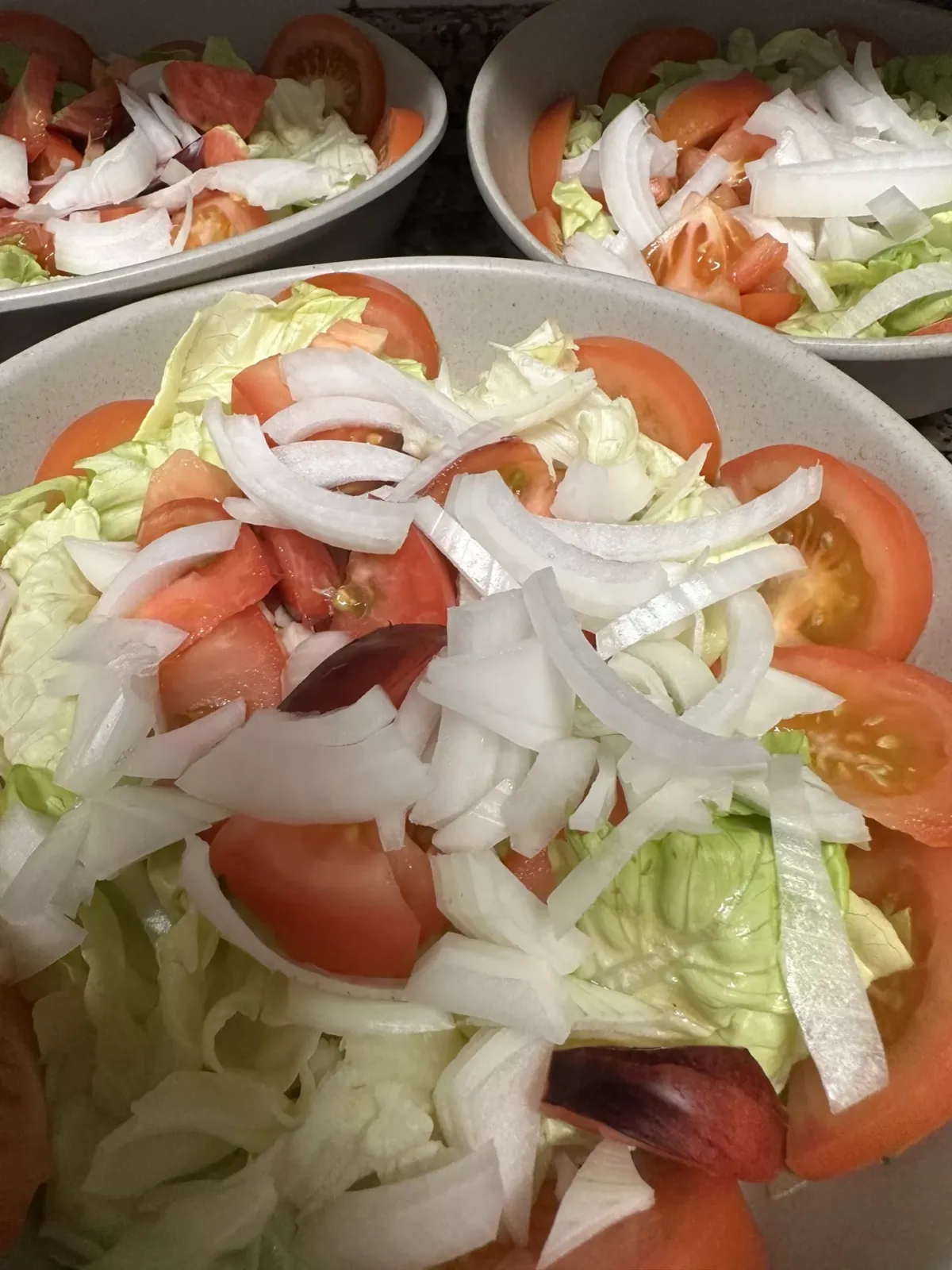 Ensalada de lechuga, tomate y cebolla