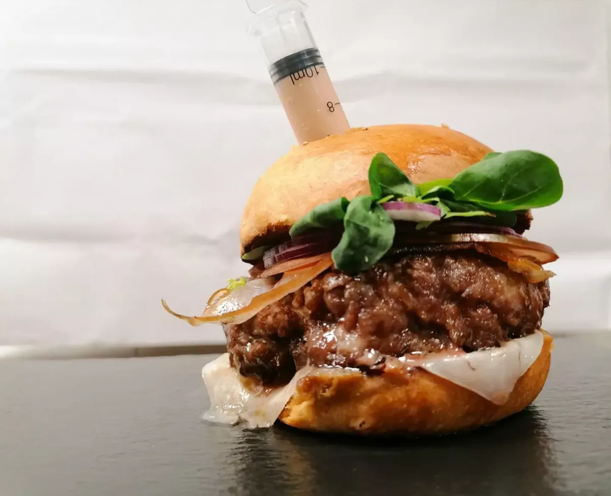 Hamburguesa de ternera con queso, cebolla, lechuga y tomate